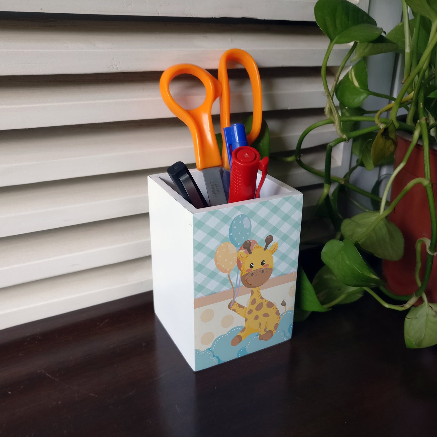 Baby Giraffe Pen Stand