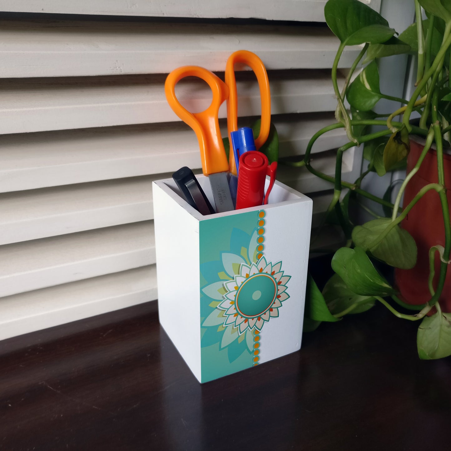 Rakhee Mint Pen Stand
