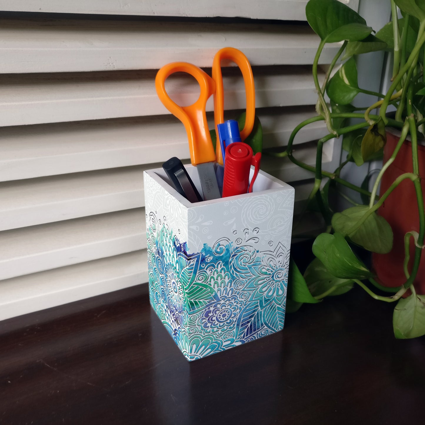 Abstract Flr Pen Stand