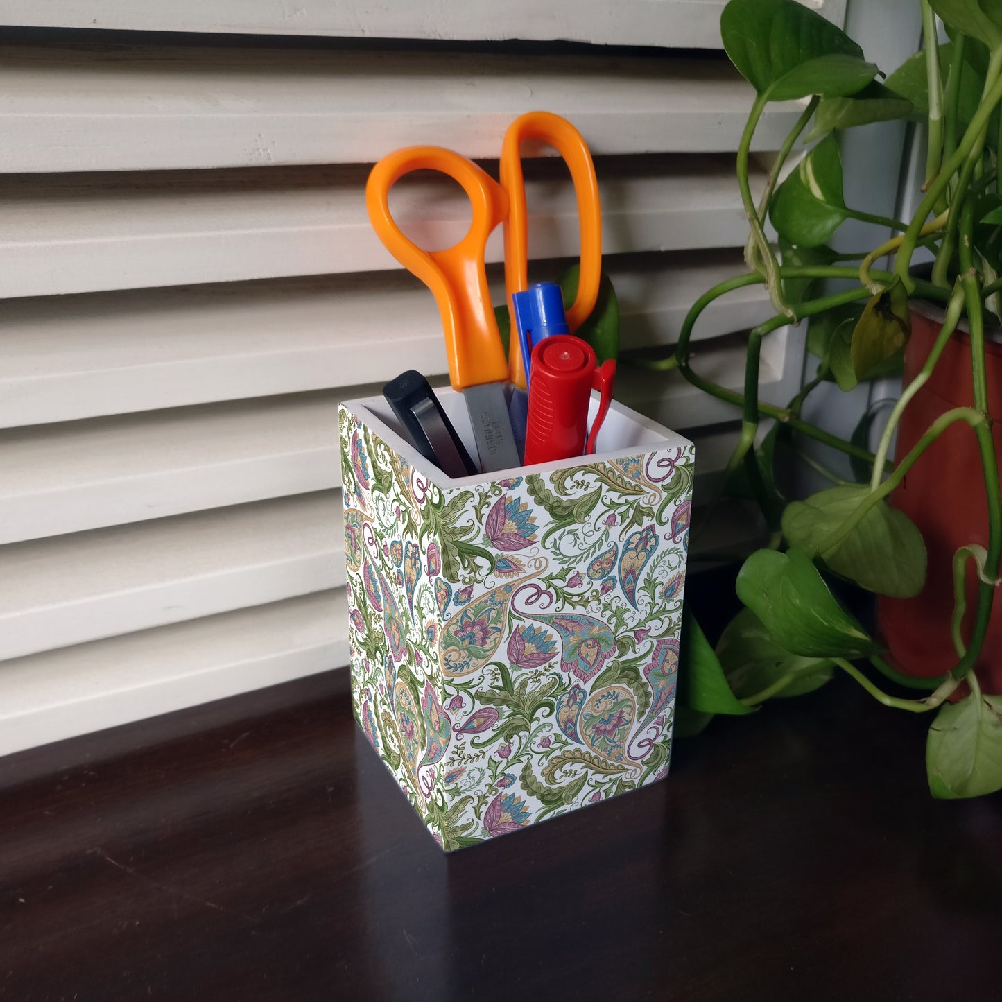 Sameera White Pen Stand