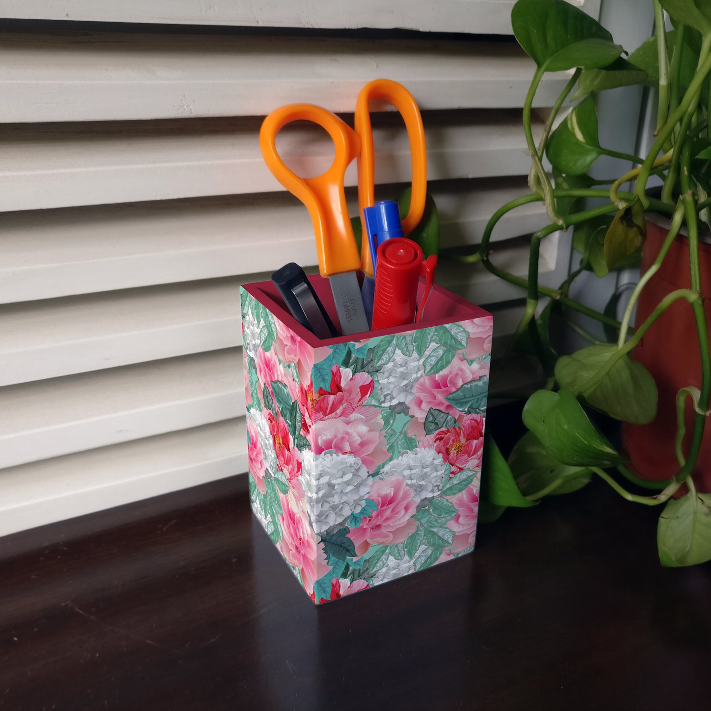 Red Chrys Pen Stand