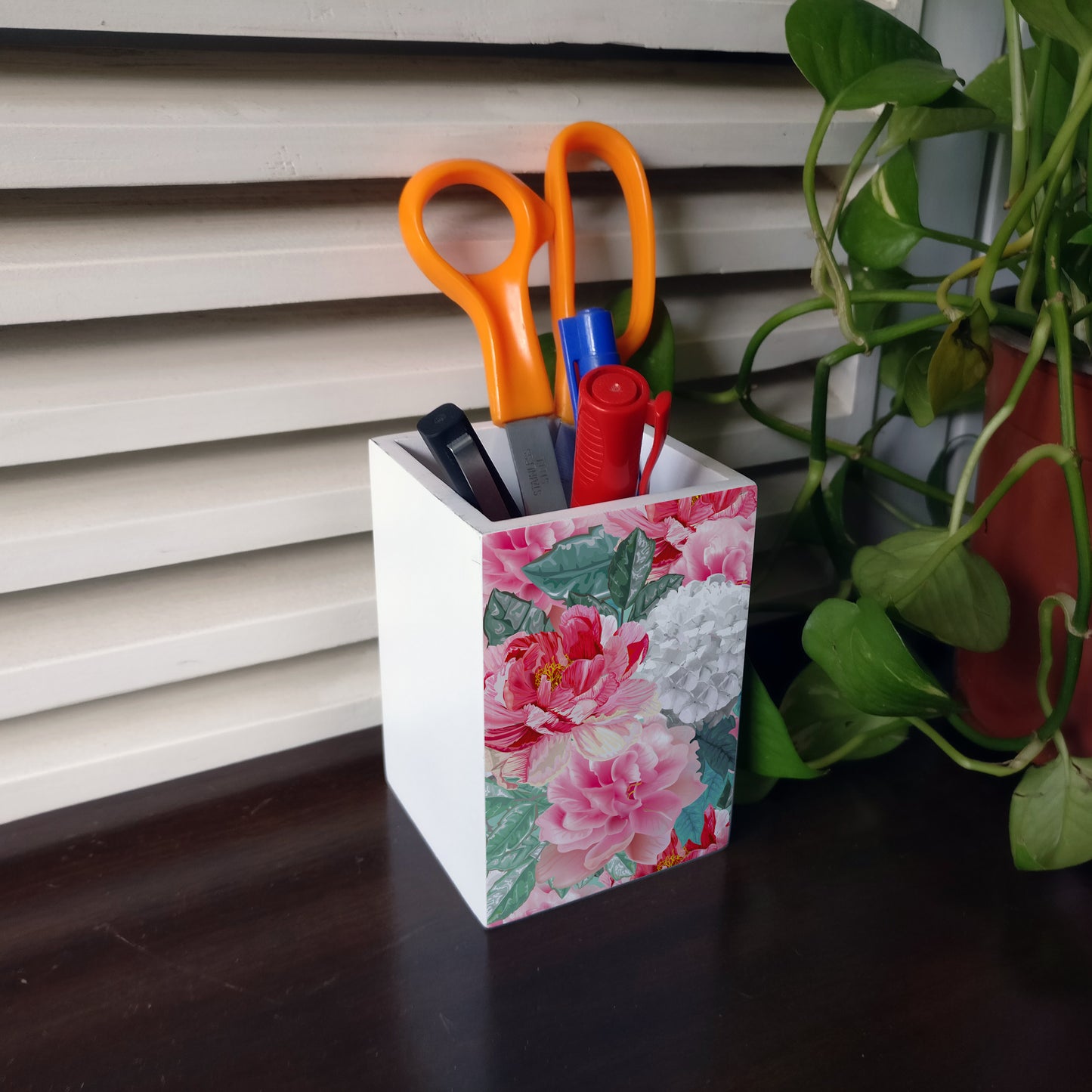 Red Chrys Pen Stand