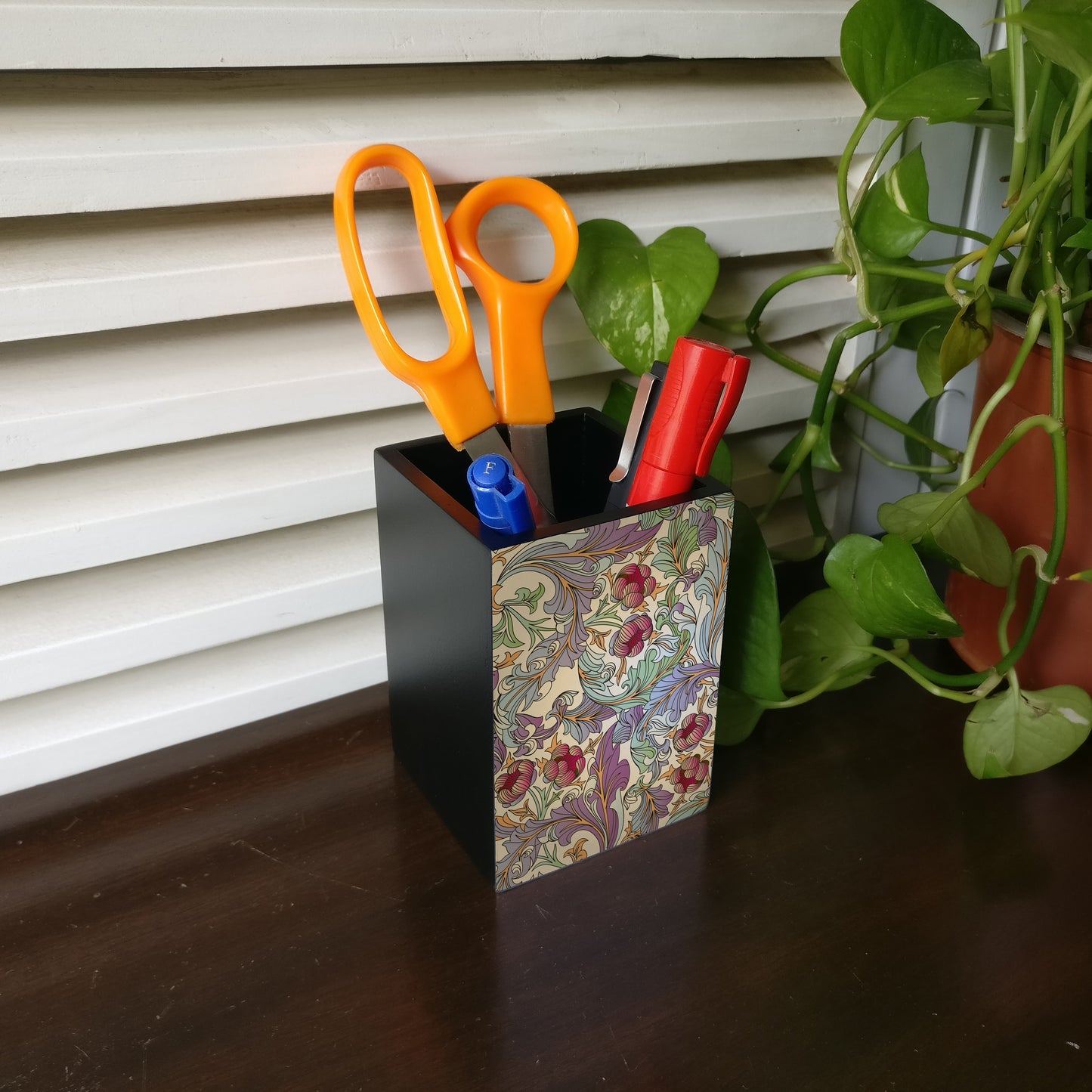 Ornate Flr Pen Stand