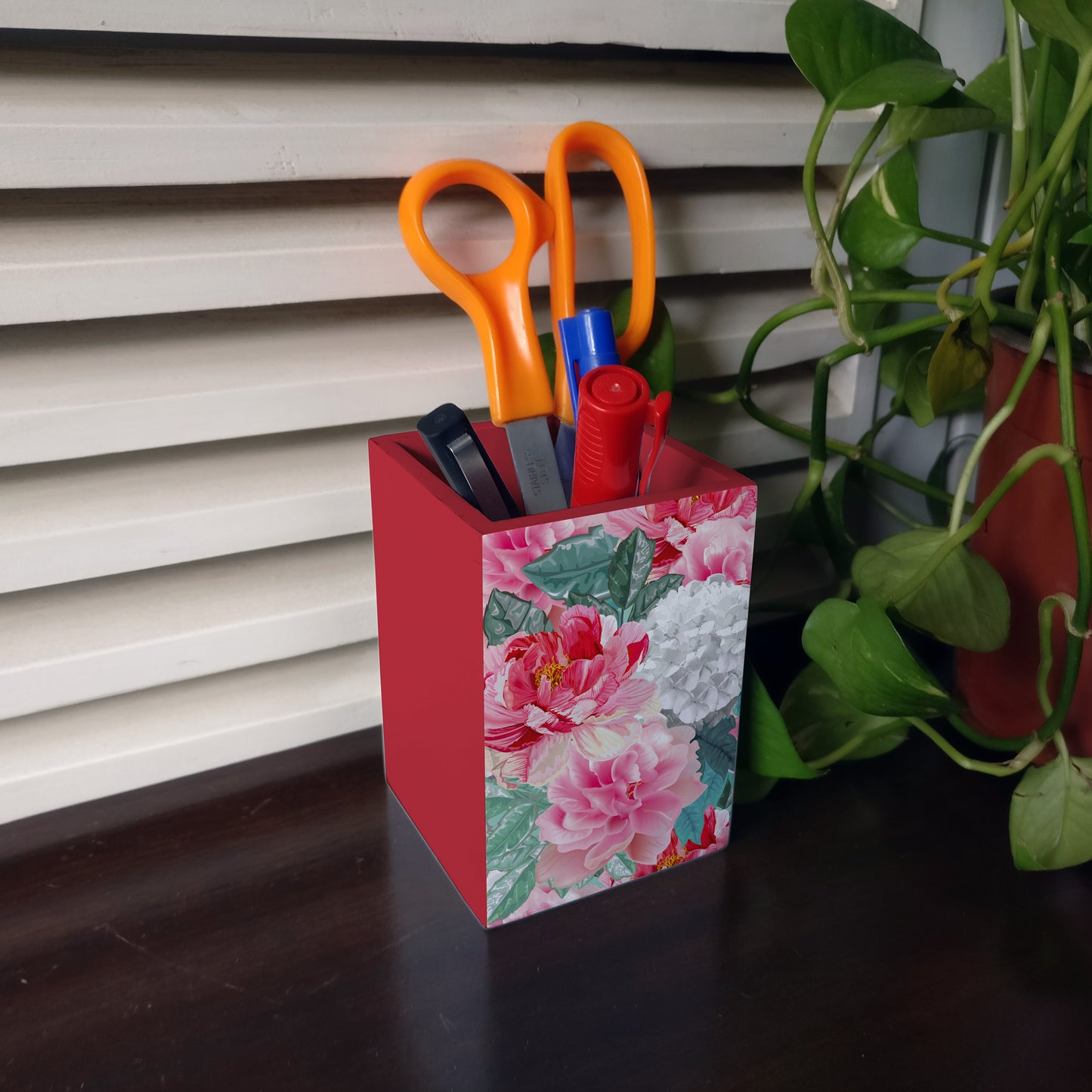 Red Chrys Pen Stand