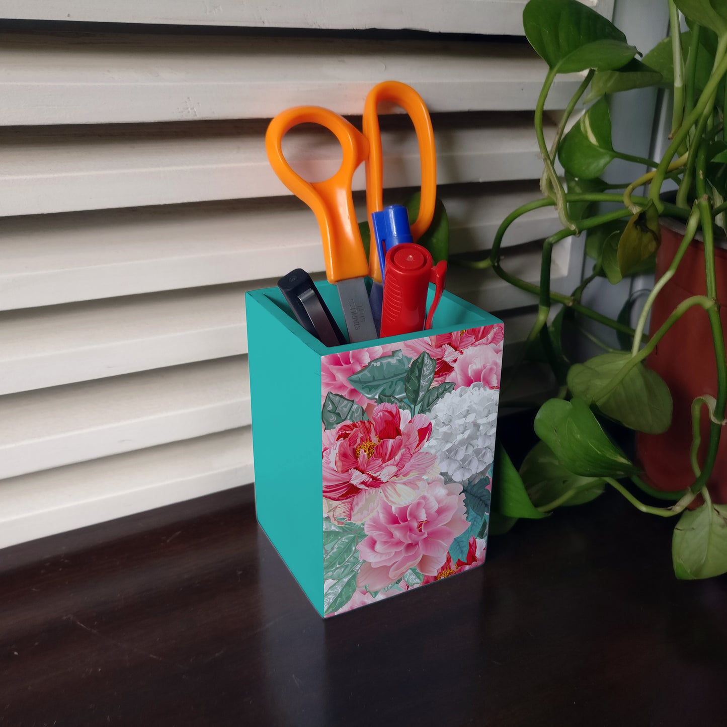 Red Chrys Pen Stand