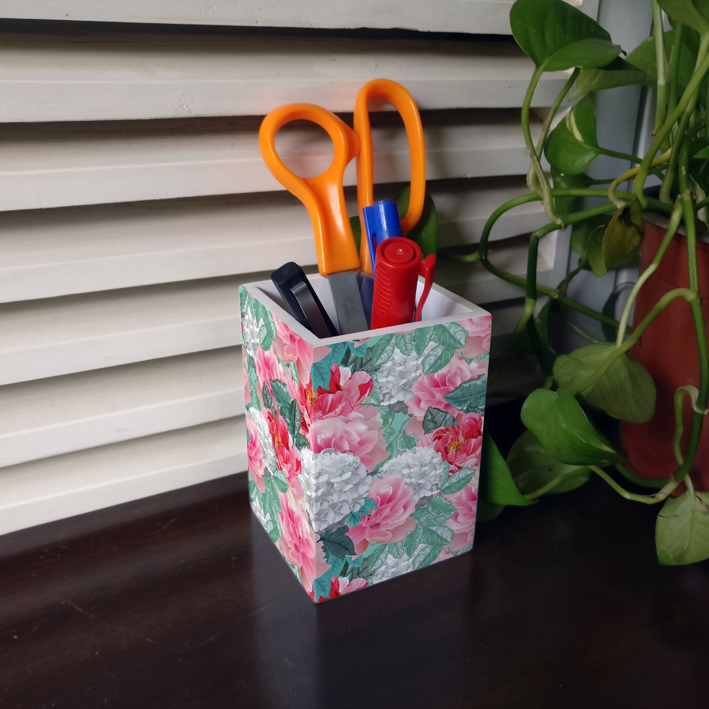 Red Chrys Pen Stand