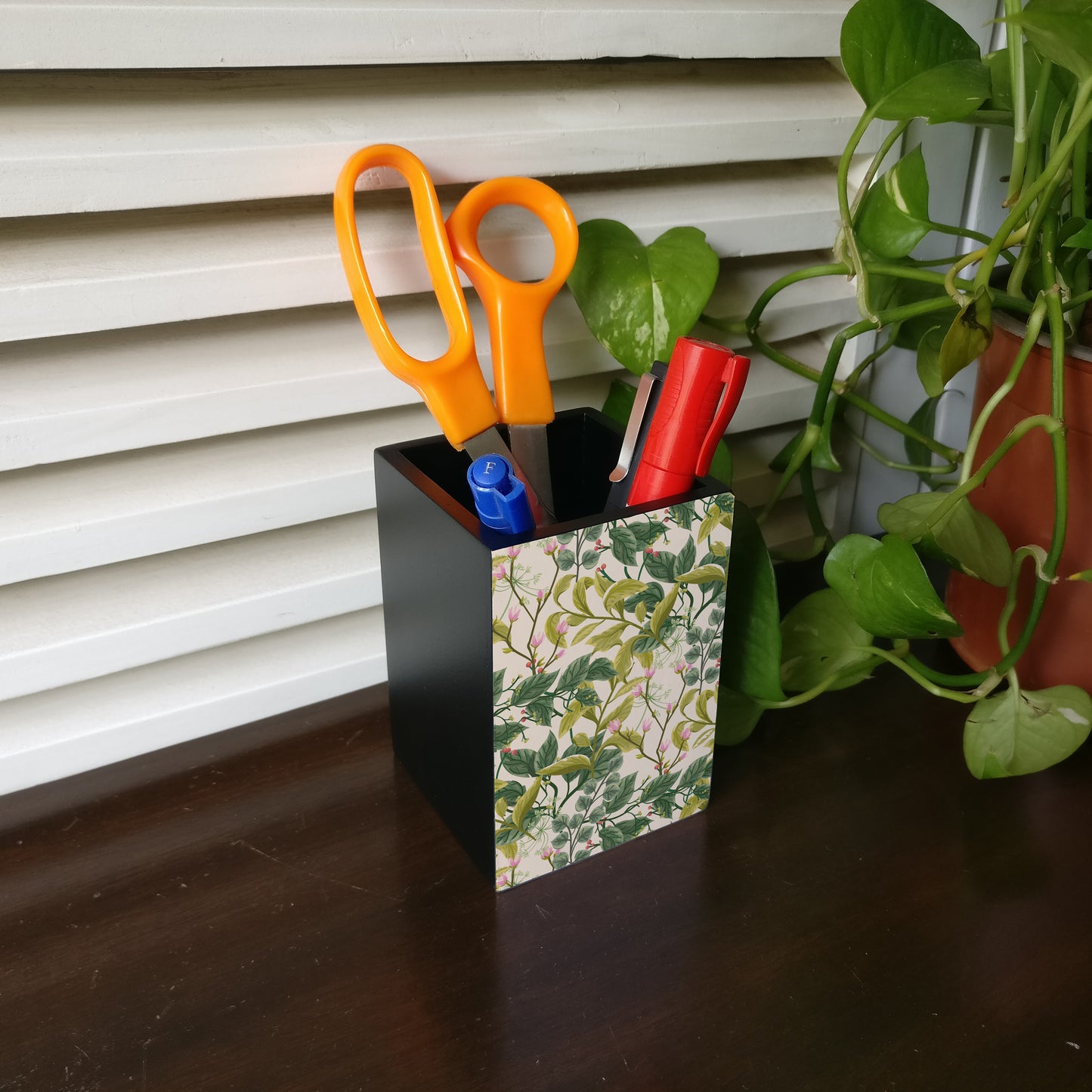 Vintage Flr Pen Stand