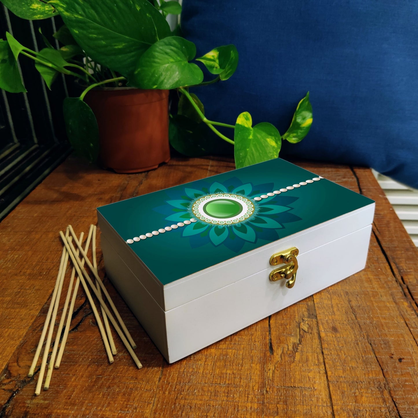 Rakhi Pearl Gift Box-M