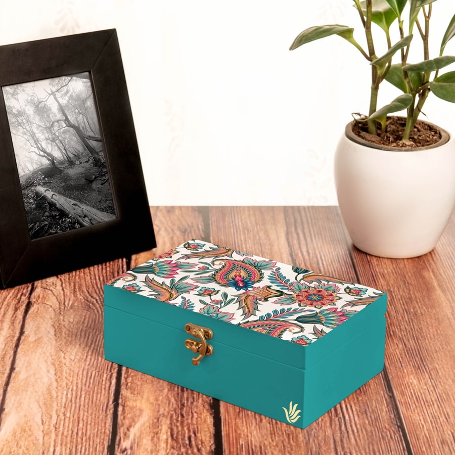 Oriental Paisley W Gift Box Moyen, Size 8" x 5" x 2.75" - Lifestyle Image