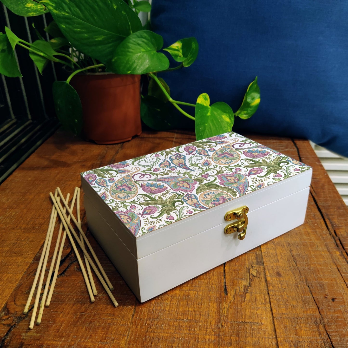 Sameera White Gift Box-M