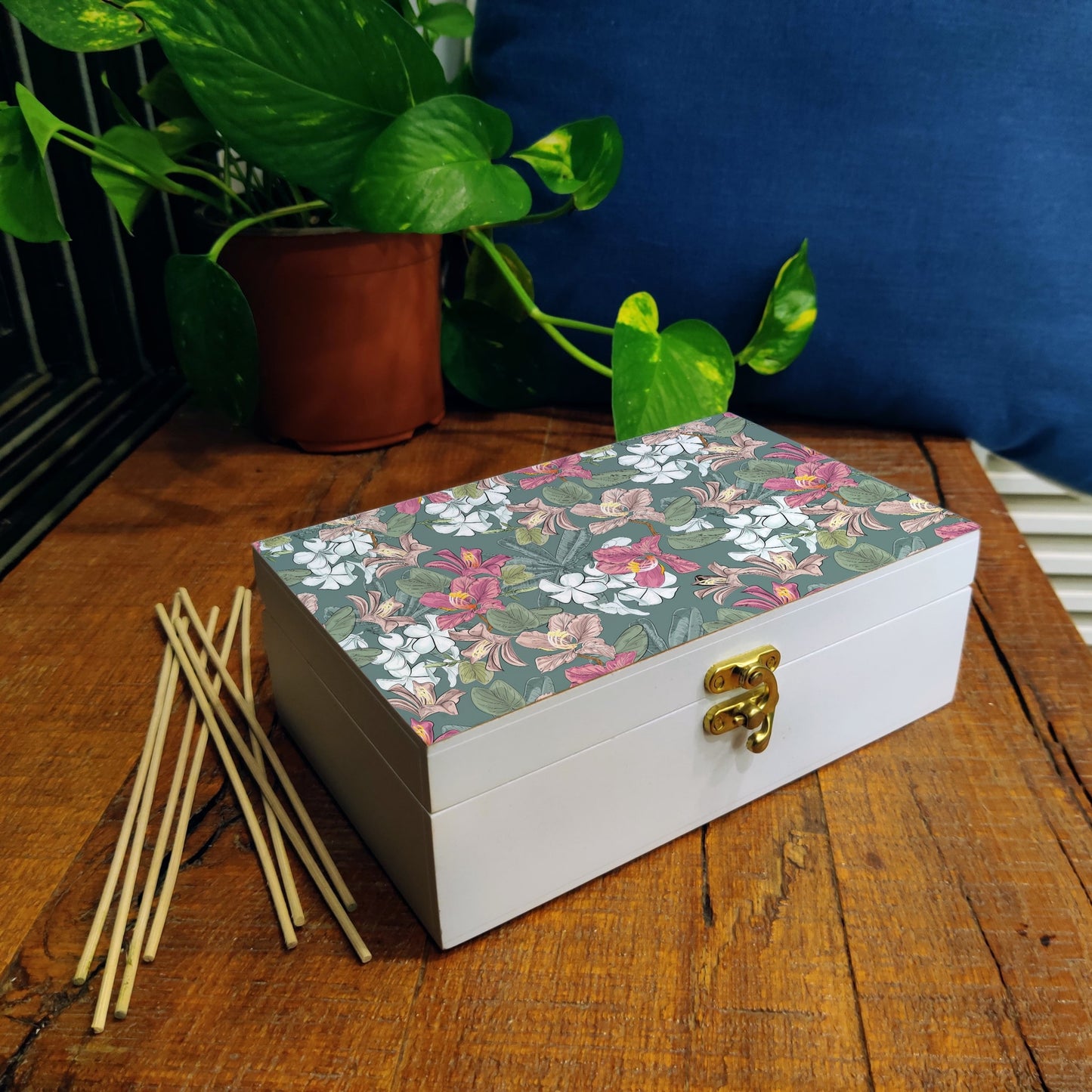 Vntg Jasmine Gift Box-M