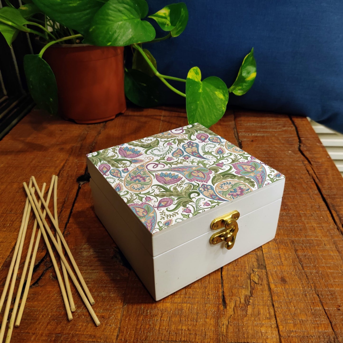 Sameera White Gift Box-S