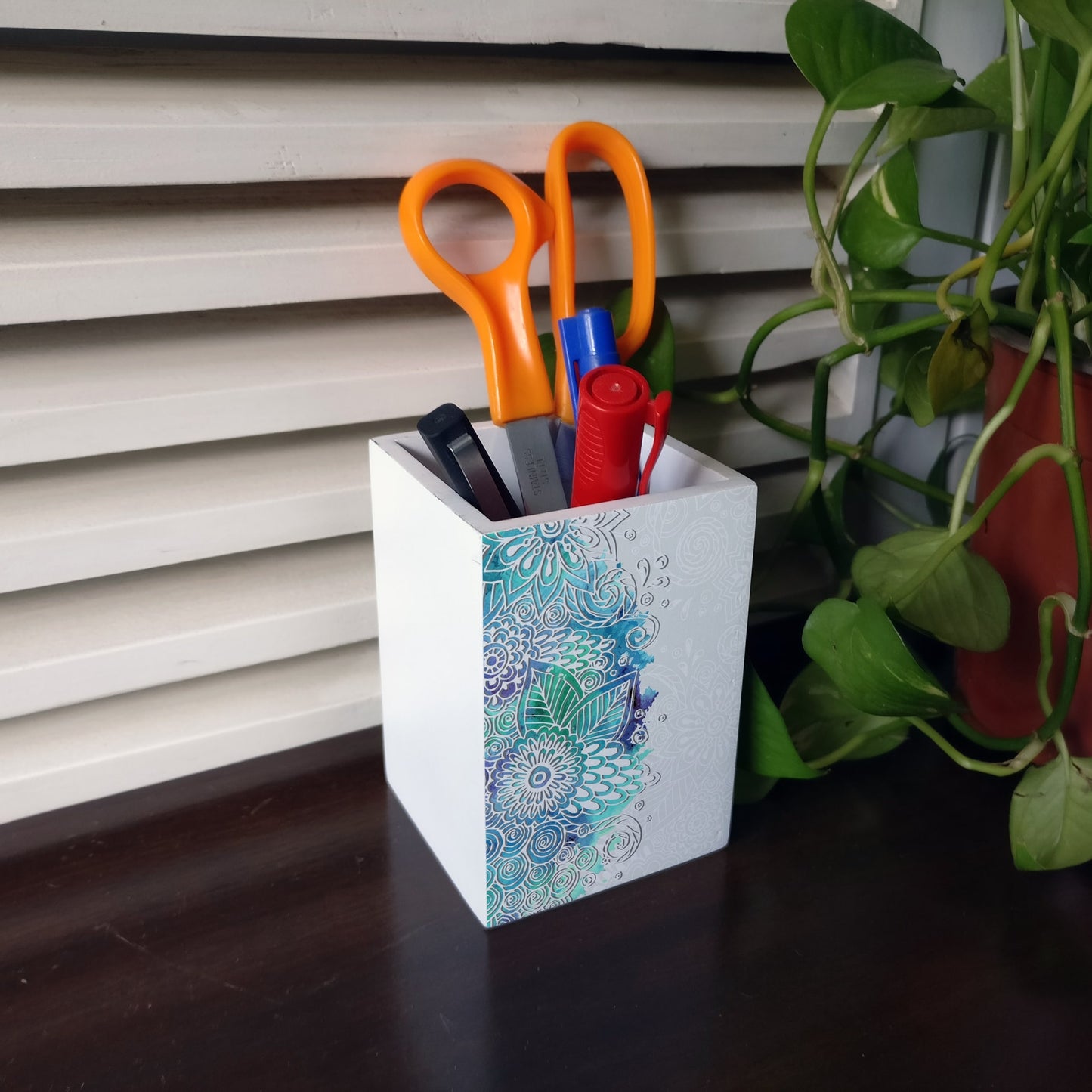 Abstract Flr Pen Stand